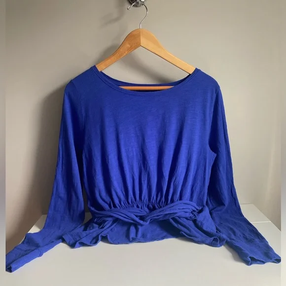 Anthropologie (Pilcro) long sleeved tshirt with front peplum and twist detail - Picture 2 of 6